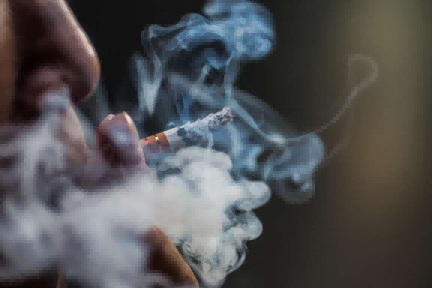 别让手中香烟，成为夺走心脏健康的 “凶器”！